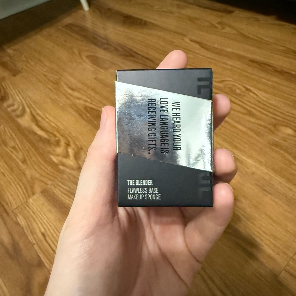 IL MAKIAGE Flawless Base Makeup Sponge - Black and Silver